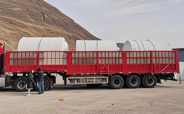 卓尼塑料桶装车完毕准备运输中