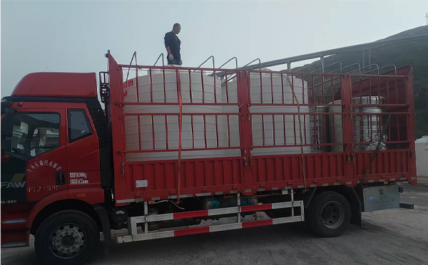 卓尼立式运输桶安排发货现场